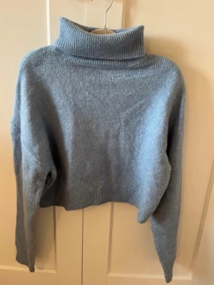 Stickad polo tröja  - Ljusblå stickad polotröja ifrån FB sisters i storlek small. Den är mjuk och varm, perfekt inför hösten. Kragen går att anpassa beroende på hur stor den ska vara. Tröjan är knappt använd och skicket är väldigt bra! #knitwear #polotröja #polo #stickad #höstkläder #autumnclothes #ljusblå
