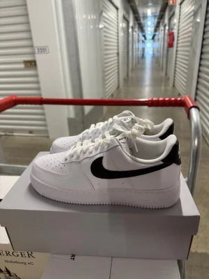 Nike Air Force 1 Sneakers Vit/Svart strl 42. - Helt nya oanvända Nike Air Force 1 '07 Vita/Svarta Sneakers, strl 42. Pris kan diskuteras  Skorna har inte blivit använda eller testade. Original kartong medföljer  Nypris hos Nike 1400 kr.