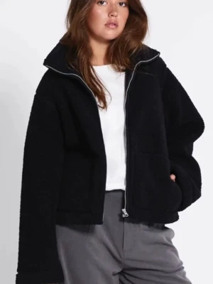 Svart oversized teddyjacka med dragkedja - Mysig svart teddyjacka i oversized modell med hög krage och dragkedja framtill. Jackan har stora fickor och en mjuk, fluffig textur som ger en trendig look. Perfekt för att hålla värmen under kyliga dagar och passar till många olika outfits. Pris kan diskuteras!