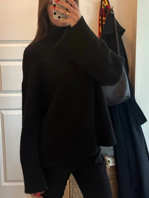 Svart stickad polotröja - 🥰