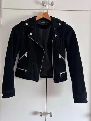 Svart mockajacka  - Svart mockajacka i storlek XS från Vero Moda. Jackan har två praktiska fickor och är i nästan ny skick. Passformen är lite tight. Perfekt för hösten 