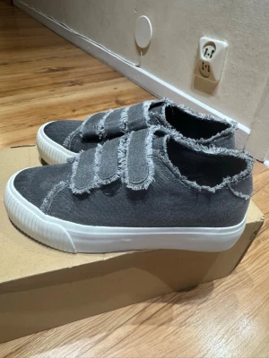 Skor - Skor ifrån even odd, är använda 2ggr så de är i ett väldigt bra skick🥰 storlek 36