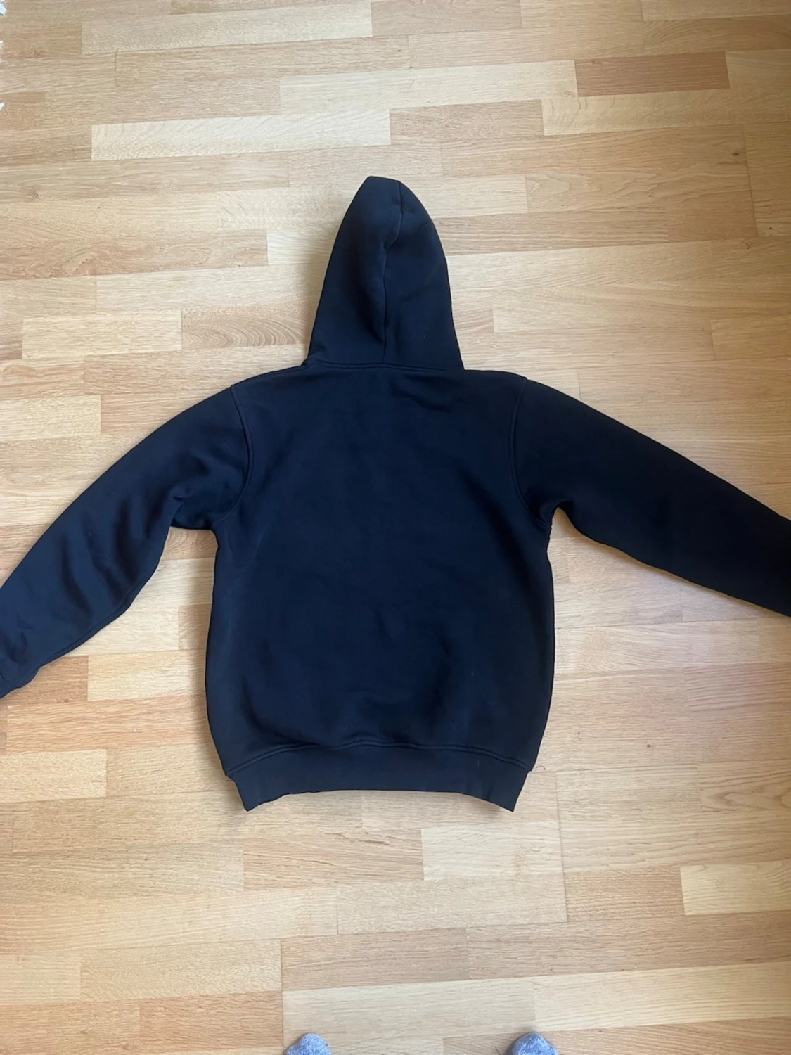 Svart hoodie med BOSS-tryck - 1
