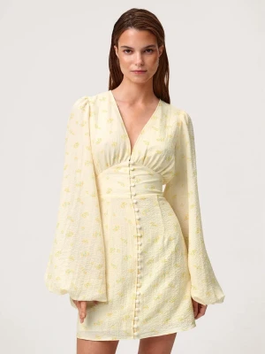Adoore klänning - Adoore klänning i storlek 36/S, ljusgul färg med blommigt mönster. Använd ett fåtal gånger och är i mycket bra skick. Pris kan diskuteras. Nypris 1495kr 