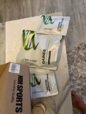 Kosttillskott från Body Science - Säljer ett paket med Body Science Gainer och två påsar kreatinmonohydrat. Förpackningarna är vita med gröna detaljer och tydlig märkning. Perfekt för dig som tränar och vill boosta återhämtningen. Pris för Gainer 150kr och creatine 140kr st de är helt oöppnade.