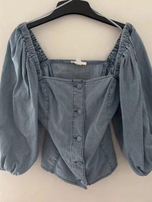 Ljus blå denim blus  - Jätte fin ljus blå denim blus från H&M. I storlek XS. I bra skick bara använd fåtal gånger. 
