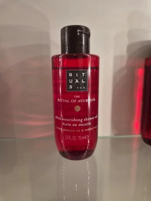 Rituals duscholja The Ritual of Ayurveda - Duscholja från Rituals, Kommer i en röd plastflaska på 75 ml 