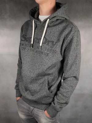 Superdry Hoodie  - Superdry Hoodie • Storlek: M • Skick: 9/10 – fint skick utan skavanker • Inkluderas: Endast Hoodie • Nypris: Ca 1200kr • Passform: Modellen på bilden är 180 cm lång, väger 65 kg •