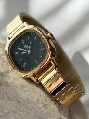 Golden Italia Watch Ladies - Minimalistic  -       📦💌 POSTAR SAMMA DAG - öppettider 💌📦 ‼️Skicka INTE bud om du INTE ska köpa eller svara‼️                    - Blockerar oseriösa köpare -                    🤍Pris kan alltid diskuteras🤍   Otrolig fin minimalistisk guldig dam klocka köpt från Italien, aldrig hunnit användas. Passar alla storlekar då bandet anpassar sig till din storlek! Svart tavla, klockan är igång, rostfritt stål!! Köptes nypris 700kr 