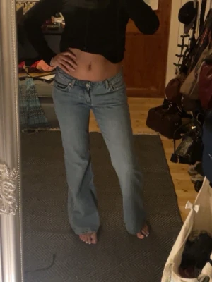Weekday jeans  - Lågmidjade weekday jeans i modellen nova low slim bootcut jeans, storlek 27/32, färg är trove blue. Använt mycket men fortfarande väldigt fint skick, lite sönder längst ner. 