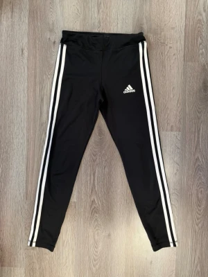 Träningstights adidas st 152 - Jättefina träningstights adidas i barnstorlek 152.  Använd 3-4 gånger.