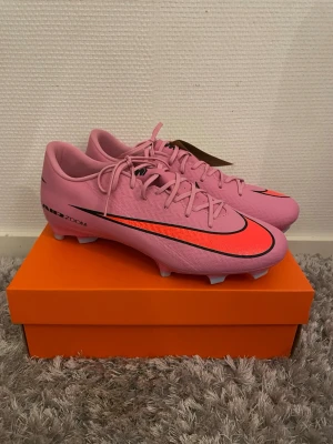 Nike mercurial fotbollsskor - Säljer mina helt nya Nike mercurial fotbollsskor i storlek 44,5 . Aldrig använda och det är academy modellen.