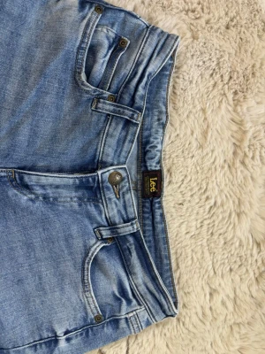 Ljusblå jeans från Lee - Snygga blå jeans från Lee , köpta för 1200 säljer för 800 💕💕💕 använda 2 gånger annars helt nya, säljer för att de är lite för korta för mig 💕kan tänka mig gå ner lite i pris!!
