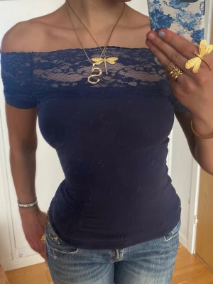 Offshoulder marinblå spetstopp  - Så fin Offshoulder marinblå spetstopp! Jag är 168 och det är mina bilder, köp via köp nu direkt eller Swish, kvar tills markerad som såld 💖 obs strlk står ej men passar m