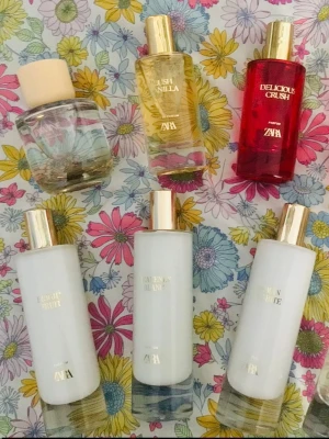 Zarasplit 🌸 - Splittar några av Zaras senaste dofter i glasdekanter med spray ✨️2/3/5/10 ml✨️20/25/35/65 kr✨️Se listor bland bilderna vilka som finns ✨️Skriv vilka du önskar så lägger jag ut som ett nytt paket 