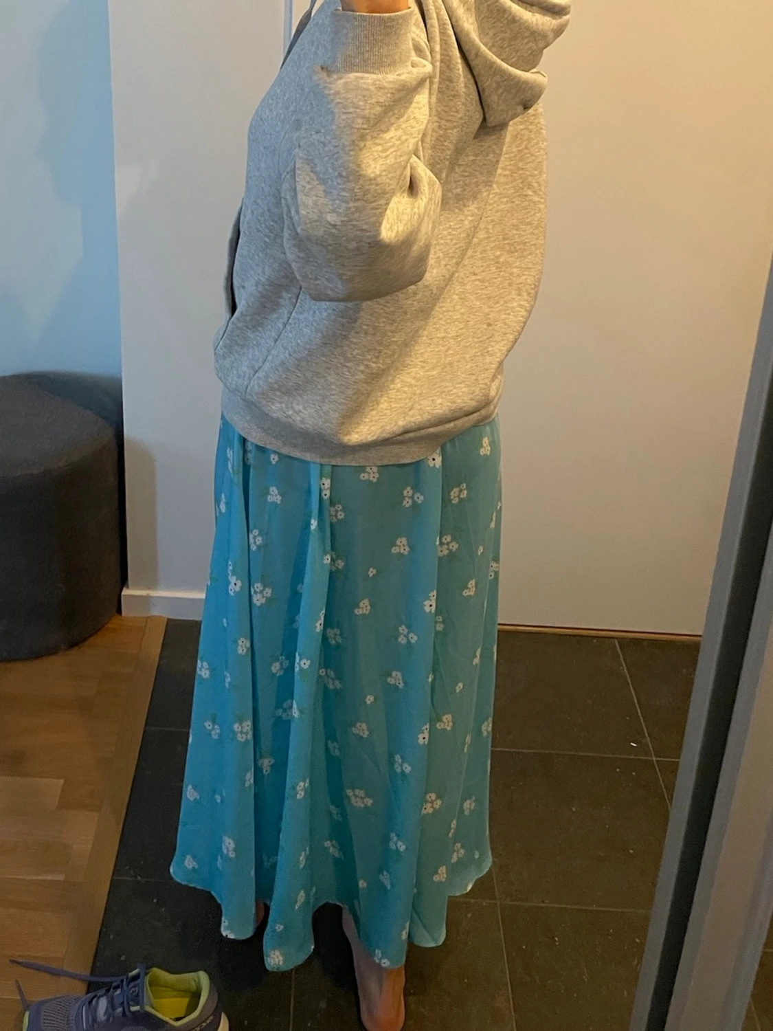 Blommig blå långkjol med slits - 1