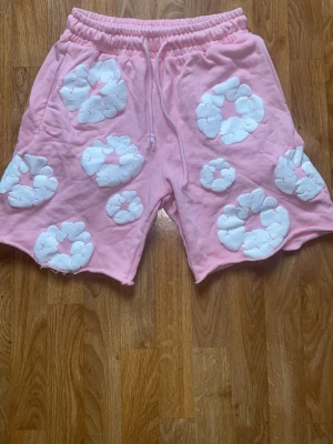Denim tears - Jag säljer  denim tears shorts, har använt de en gång bara för att testa så den kommer utan lapp  i storlek M. Pris kan diskuteras vid snabbaffär.