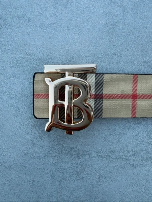Burberry bälte - Burberry-bälte med guldfärgat spänne. Clean modell som passar till allt