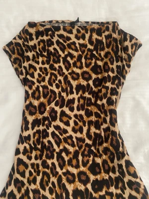 Leopardmönstrad topp med kort ärm🐆 - Snygg topp med leopardmönster och korta ärmar. Figurnära passform och rund halsringning. Perfekt för dig som vill sticka ut med en trendig look💘