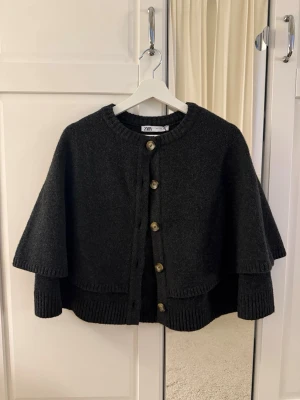 Stickad poncho - Aldrig använd stickad poncho i mörkgrå färg🤩 Väldigt skönt och lyxigt material perfekt till hösten. Skriv vid frågor, köp gärna direkt💖