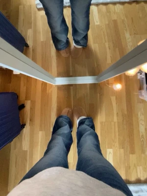 Blå bootcut jeans med normal midja - Säljer ett par klassiska blå bootcut jeans med normal midja. Jeansen har en lätt tvättad look och är tillverkade i denim med lite stretch för skön passform. Perfekta till vardagsstilen och passar till det mesta i garderoben.