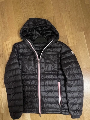 Moncler Jacka  - Säljer nu min Moncler jacka i storlek 2 som motsvarar M, skulle säga den passar mer mot S hållet då Moncler är mindre i storleken. Inga defekter alls eller liknande. Otroligt eftertraktad jacka 