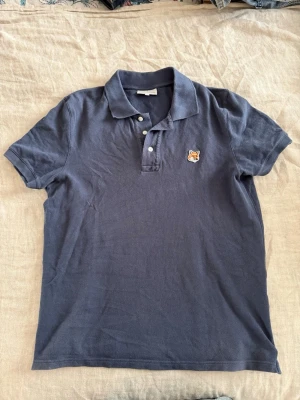 Mörkblå pikétröja Maison Kitsuné - Mörkblå Maison kitsuné piké, jag är 181cm 