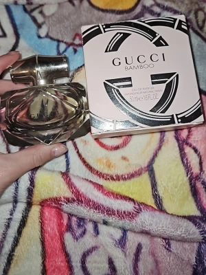 Äkta gucci parfym - Gucci bamboo parfym, använt hälften. 50ml. Kommer med original förpackning. I bra skick annars! 