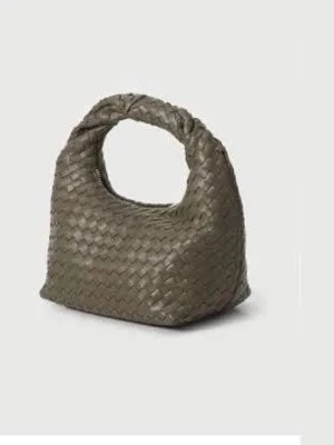 flätad handväska - Trendig olivgrön/grå handväska med flätad design och mjuk, rundad form. Från Gina tricot, jättefint skick utan defekter. Har ett litet fack inuti med dragkedja💕
