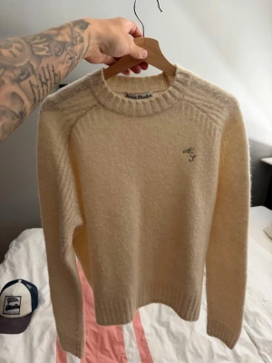 Acne - Helt ny tröja från Acne stickad, size small och skulle säga att den är true to size, säljer för att den e för liten för mig nypris va drygt 3400:- och den e fortfarande helt ny men inga tags kvar tyvärr.