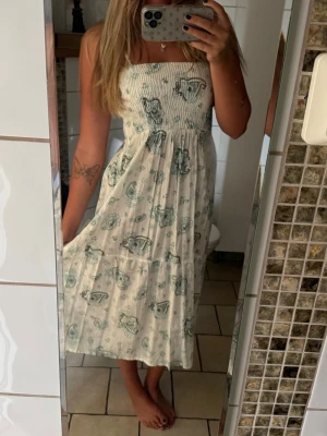 Sommarklänning - Söt vit axelbandslös klänning med ljusblått mönster. Klänningen har smock upptill🦋🦋