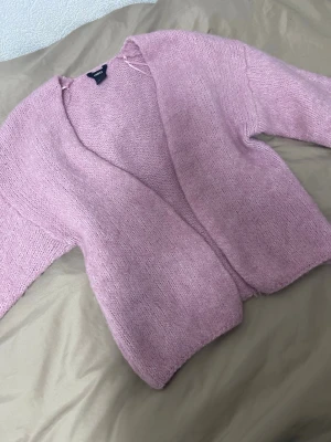 Populär Lindex stickad kofta i puderrosa – supermysig & mycket fint skick 💕 - Säljer denna superfina och mysiga stickade kofta från Lindex åt en vän. 💕 XS/S! Den är använd men fortfarande i mycket fint skick utan några anmärkningar. Den mjuka puderrosa färgen är verkligen jättefin och passar till allt – perfekt över ett linne, en klänning eller med jeans.  Den här färgen verkar inte längre finnas kvar i butik/lager, så den är perfekt om du letat efter just den.  ✨ Mycket fint skick ✨ Mjuk och skön kvalitet ✨ Populär modell från Lindex ✨ Rök- och djurfritt hem 
