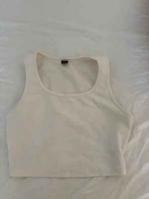 Vit top - En basic vit top. Jätte gullig och används vardagligt.