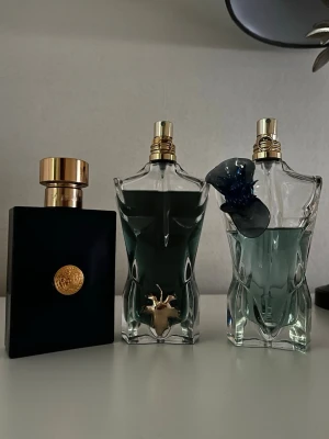 Summer bundle - SUMMER BUNDLE till salu! Säljer 5 ml av varje parfym i ett och samma paket. Så du får 5ml av Versace Dylan Blue, Jean Paul Gaultier le beau edt och flower edition för endast 169kr!! Och givetvis ett gratis sample på köpet😊(endast om man betalar fullpris).  ha en trevlig sommar! Och om ni tycker det är för dyrt kom med rimliga bud så kan vi diskutera priset!! För mer information är det bara att skiva. MVH: ScentAndStyle