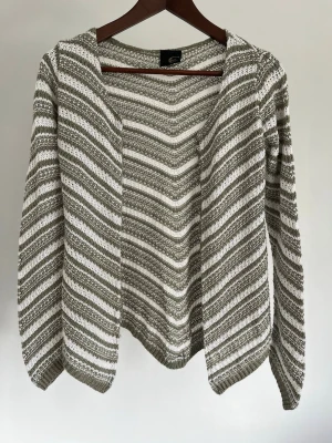 Roberto Cavalli Stickad öppen cardigan - Roberto Cavalli made in Italy Stickad öppen cardigan Storlek: M Passform: Regular fit Krage: Öppen sjalkrage (Open Front/Shawl Style) Material: 50% bomull 50% akryl Skick: Tröjan är i ett väldigt fint skick utan defekter  Nypris cirka: 3 500 kr