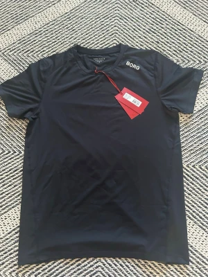 Svart Björn Borg t-shirt  - Helt ny svart t-shirt från Björn Borg med logga på bröstet. Tränings material. Prislappen har gått av men helt ny