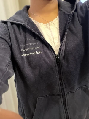 Mörkblå hoodie Peak Performance - Säljer en mörkblå hoodie från Peak Performance med dragkedja och huva. Tröjan har fickor framtill och logga broderad på vänster bröst. Perfekt för chill dagar eller när du vill ha en sportig look. Materialet känns mjukt och bekvämt. Ny pris 1500kr säljs för 600kr Pris kan diskuteras 🥰