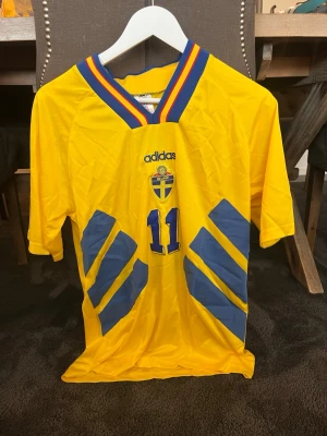 Sverige VM 94 fotbollströja #11 BROLIN - Sverige VM 94 hemmatröja med Brolin #11 , storlek M, pris 449kr, skriv vid frågor eller funderingar, helt ny och äkta, kom för sent så hann ej använda på vm