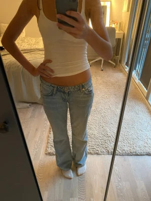Low waist ljusblåa jeans Weekday - Ett par jättesnygga lowwaist baggy jeans från weekday som sitter superbra och passar till allt! Jag är 173 och jeansen når hela vägen till marken! De är lite baggy och lite bootcut så ser inte för pösigt ut, utan helt perfekt och avslappnat! Jättebra att ha ett par sådana jeans som matchar allt i garderoben!💓🤗