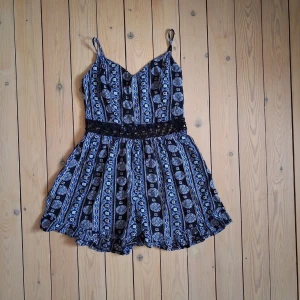 Hollister Blå Mönstrad Jumpsuit - Snygg jumpsuit med smala axelband och korsad rygg och justerbara axelband. Byst ca 88 cm. Midja ca 70 cm. 