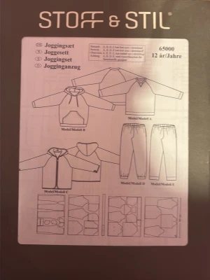 Mönster till hoodie med huva och joggingbyxor Stoff & Stil - Sy ett eget joggingset med detta mönster från Stoff & Stil. Innehåller flera modeller av hoodies med huva och ficka framtill, samt matchande byxor. Passar för tyg som sweatshirt eller trikå. Perfekt för dig som vill skapa en personlig och bekväm hoodie.
