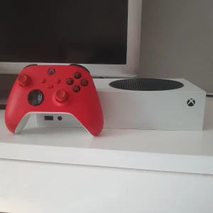 Xbox Series S Bytes - Xbox Series S bytes mot en gaminglaptop eller en stationär gamingdator  Xboxet fungerar felfritt och är i bra skick. Handkontroll och kablar ingår.  Skicka gärna bilder och fullständiga specifikationer (processor, grafikkort, RAM och lagring) så tittar vi på ett byte.