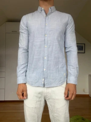 Ljusblå skjorta från Tom Tailor - Ljusblå skjorta från Tom Tailor tillverkad i 100% bomull. Strl S. Inga defekter. Modellen är 178 cm och väger 77 kg. Hör gärna av dig vid frågor!