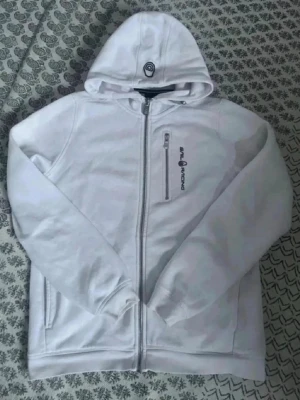 Vit sailracing zip hoodie - 10/10 skick, priset kan sänkas vid snabb affär 💨 