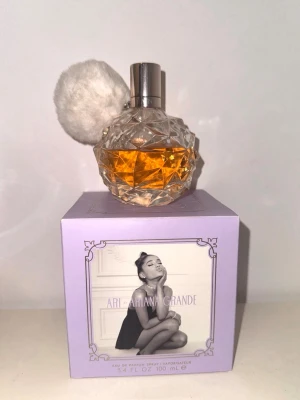 Ari by Ariana Grande parfym 100 ml - C.60ml kvar i flaskan 