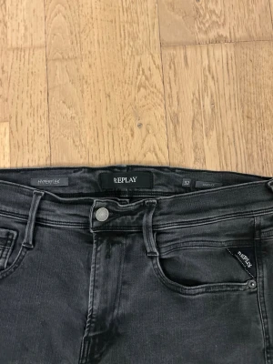 Replay anbass hyper flex - Snygga svarta replay jeans.                                               W 32 L32.                                                                            Det är bara höra av dig om frågor💌