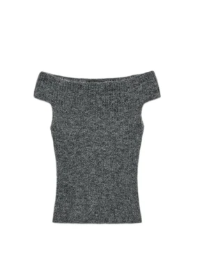 Grå axelbandslös stickad topp - Säljer en grå, axelbandslös stickad topp i mjukt material. Toppen har en figurnära passform och bred ribbad kant upptill. Perfekt för dig som vill ha en trendig och bekväm stickad topp till din garderob.