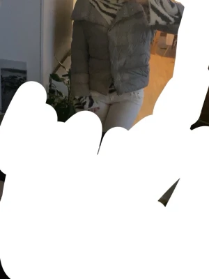 Grå herno liknande - Säljer en grå liknande herno jacka, priset kan diskuteras! M men passar mig som har S💕