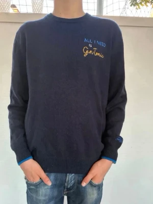 MC2 saint barth tröja - Sällsynt MC2 saint barth tröja med texten ” ALL I NEED IS GIN TONIC” och den är av material kashmir| storlek:M| pris: 1299kr| skick: 9,8/10| hör av dig vid minsta lilla fundering eller fråga| 