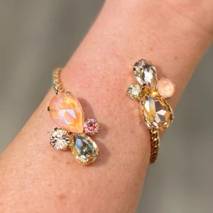 Mixed sized Bangle  - Mixed Sized Bangle, i guldpläterad mässing med kristaller. Pear 18mm, Pear 14mm, ss39 8mm och ss29 6mm. Färg Light Peach, Light Peach De Lite, Rose Peach och Golden Shadow.  Jag skickar endast spårbart, samfraktar. Fast pris. Besök gärna mina övriga annonser.  Till mina smycken använder jag kristaller från Preciosa, Aurora och Swarowski.